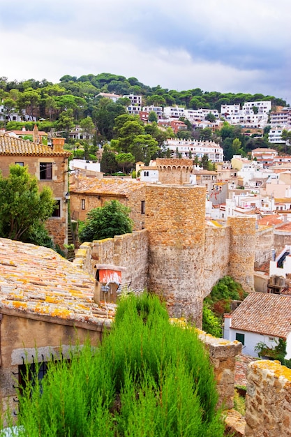 스페인 지중해의 코스타 브라바(Costa Brava)에 있는 토사 데 마르(Tossa de Mar)에 있는 오래된 요새의 중세 탑과 마을의 옥상.