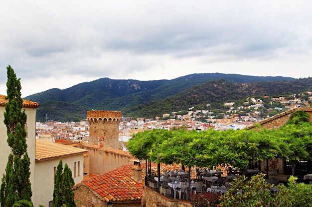 Torre medievale del vecchio forte e il tetto della città di tossa de mar sulla costa brava al mar mediterraneo in spagna.