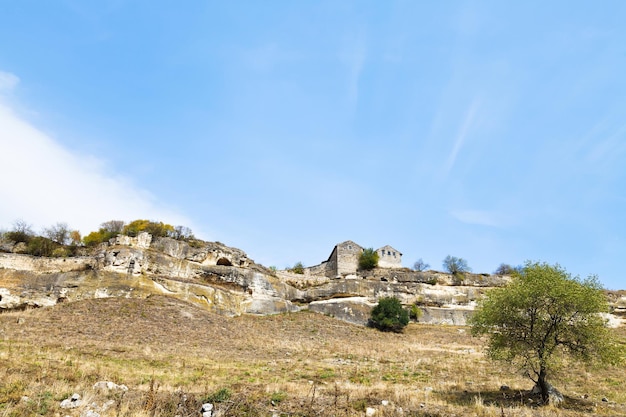 Photo medieval town chufutkale on mountain crimea