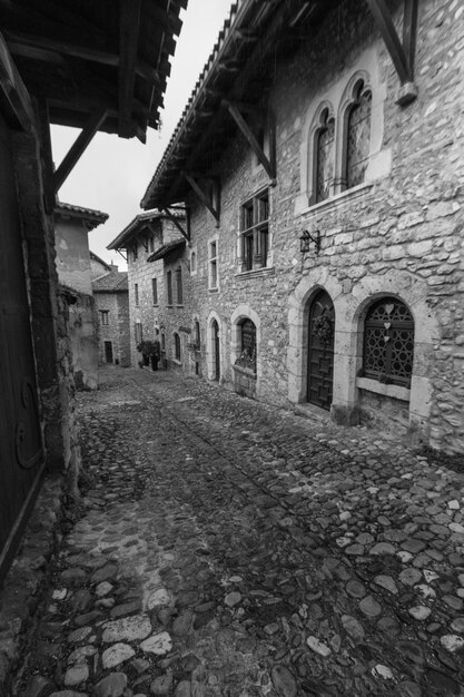 Foto villaggio medievale di perouges in bianco e nero