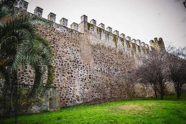 Photo medieval walls of the city of toledo in spain, walled town