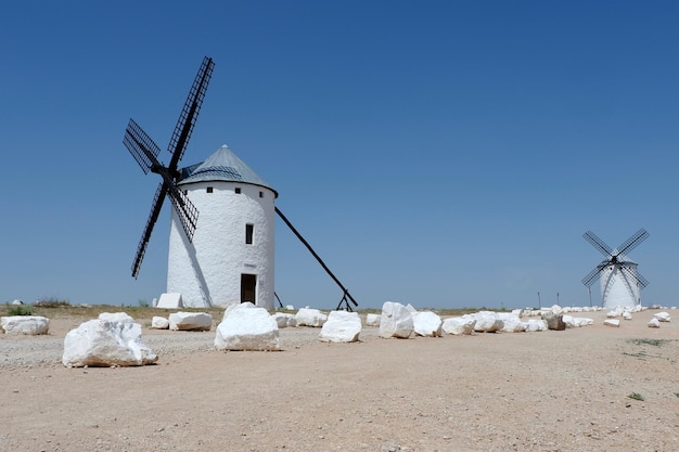 Mulini a vento medievali sui campi del villaggio di campo de criptana ciudad real spagna