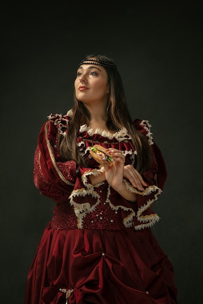 Giovane donna medievale in costume antiquato
