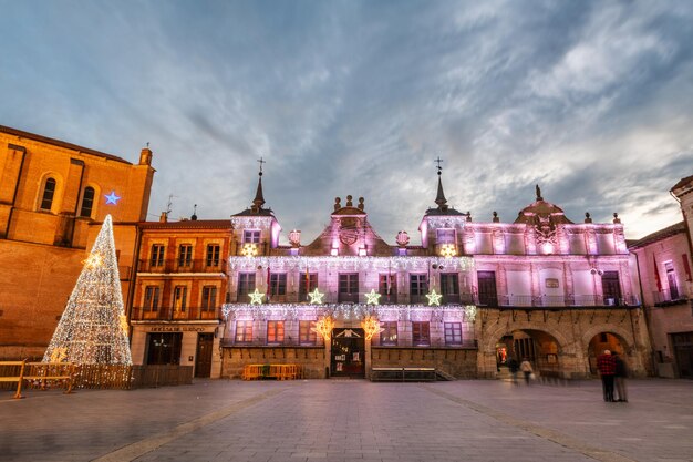 Foto la piazza principale di medina del campo decorata per natale