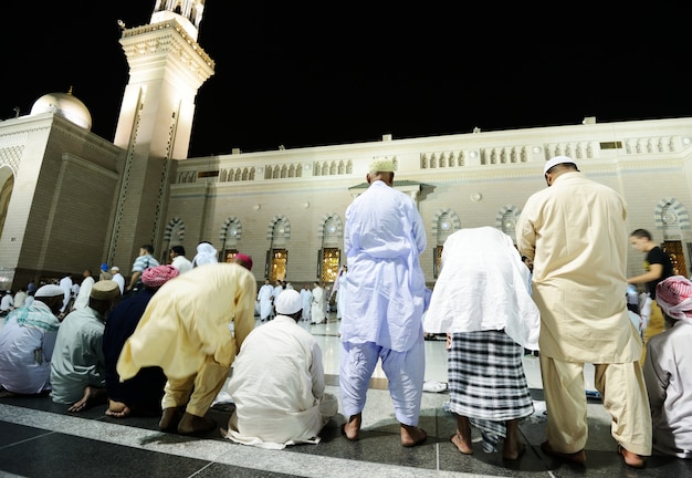 Medina-moskee in de nacht