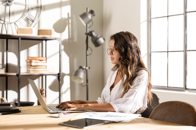 Medio geschoten vrouw op laptop