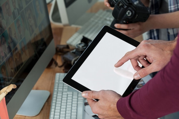 Medio sectie fotografen die bij bureau werken