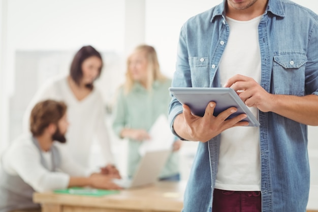 Medio sectie van de mens die digitale tablet gebruiken