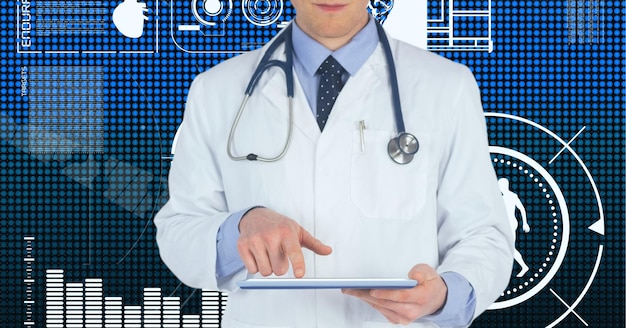 Medio sectie van mannelijke arts die digitale tablet gebruikt tegen medische gegevensverwerking op blauwe achtergrond