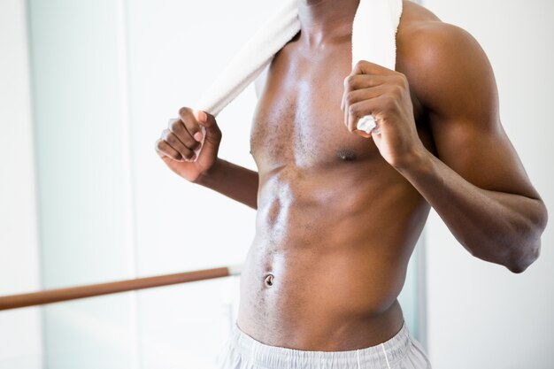 Medio sectie van shirtless spiermens in gymnastiek