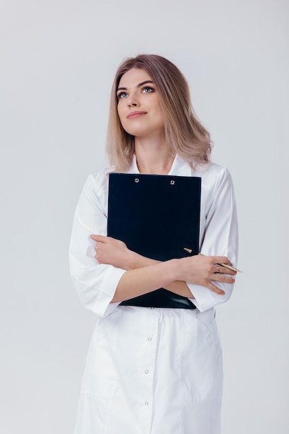 Medisch arts arts vrouw in witte jas houdt map