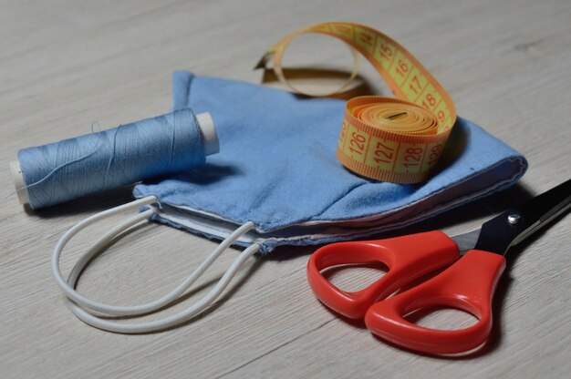 Medisch beschermend masker blauwe kleur, handgemaakt van textiel. antiviraal masker, persoonlijke beschermingsmiddelen. coronavirus-concept.