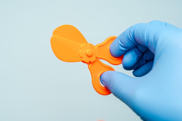 Medisch concept Dien handschoenen in die oranje schaar houden