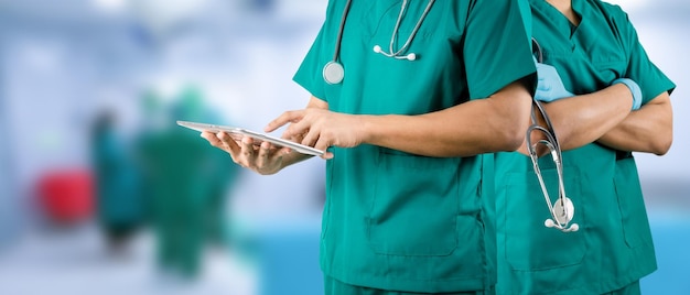 Medisch concept operatiekamer arts met een tablet