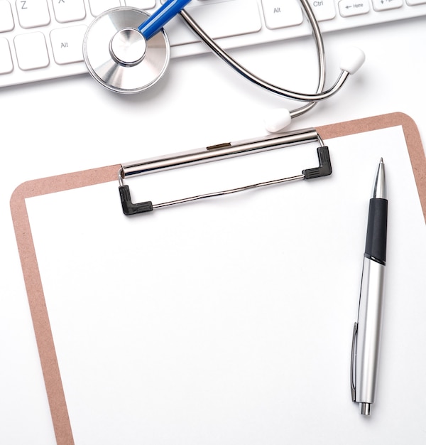 Foto medisch concept - stethoscoop op computertoetsenbord op witte achtergrond
