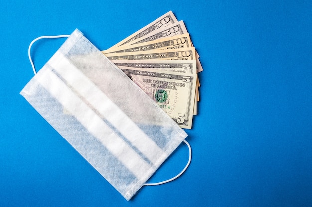 Medisch gelaatsscherm op amerikaans geld. financieel crisisconcept