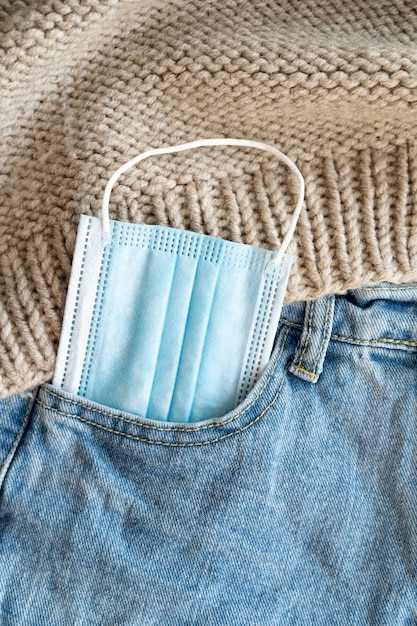 Medisch gezichtsmasker in de jeanszak