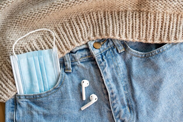 Medisch gezichtsmasker in de jeanszak