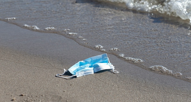 Medisch masker op het strand