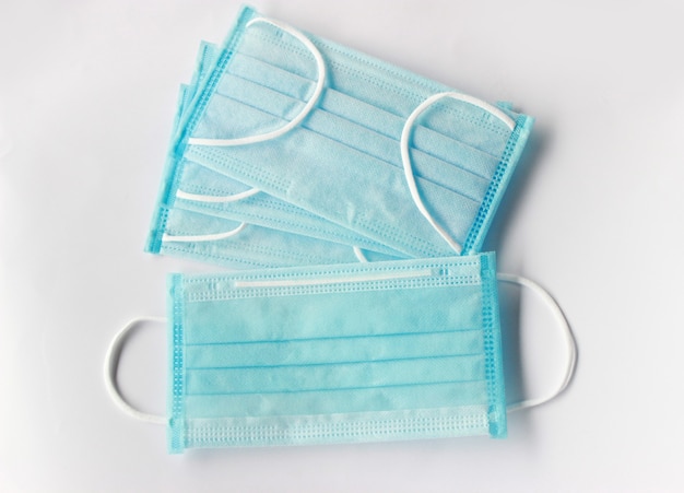 Medisch masker op witte achtergrond
