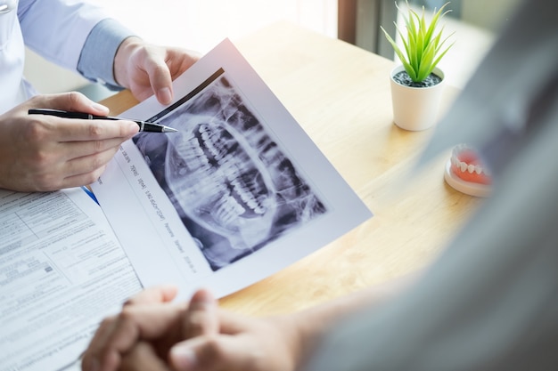 Medisch team bespreken, gezondheidszorg praten met vrouwelijke patiënt