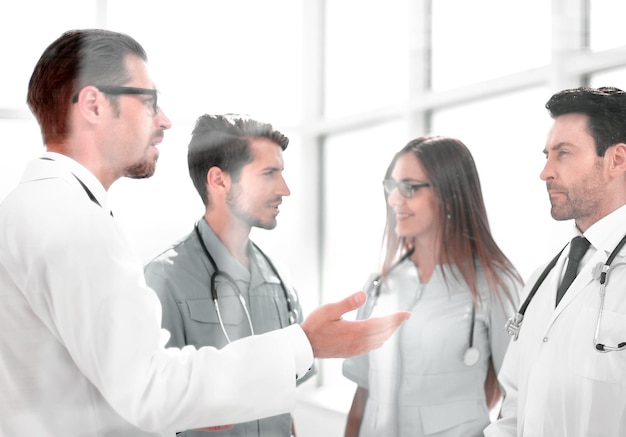 Medisch team bespreken in kliniek