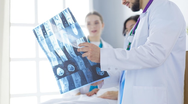 Medisch team dat diagnose van röntgenfoto op kantoor bespreekt