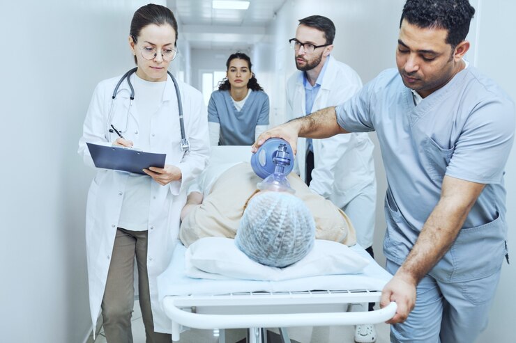 Medisch team dat een reanimatie met defibrillator uitvoert bij de patiënt in het ziekenhuis