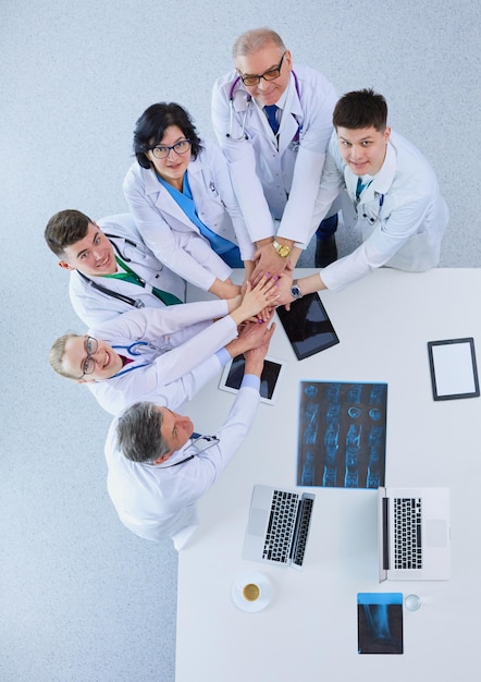 Medisch team zitten en discussiëren aan tafel, bovenaanzicht