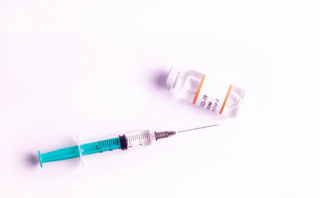 Medisch vaccin tegen coronavirusinfectie COVID-19 op een witte achtergrond. Bevolkingsvaccinatie concept.