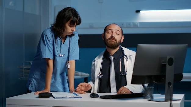 Medisch verpleegkundige die 's avonds laat aan het werk is terwijl hij ongepast wordt aangeraakt door een mannelijke arts tijdens een controlebezoek in het ziekenhuiskantoor. Assistent die lijdt aan fysieke mishandeling, medicijndienst