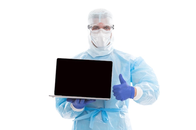 Medisch werker man in beschermend kostuum geïsoleerd op wit blijf veilig voor covid19 sars virus pandemie werken vanuit huis op laptop online kopieer ruimte coronavirus statistieken