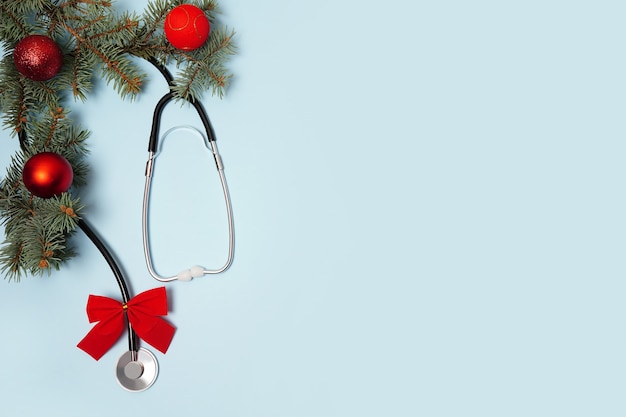 Medisch winterblauw met stethoscoop, ballen en kerstboom