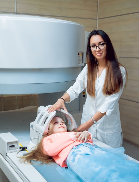 Medische apparatuur. Arts en patiënt in MRI kamer