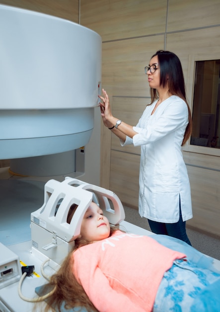 Medische apparatuur. Arts en patiënt in MRI kamer