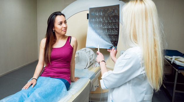 Medische apparatuur. Arts en patiënt in MRI kamer