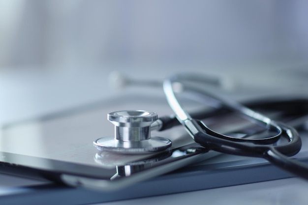 Medische apparatuur blauwe stethoscoop en tablet op witte achtergrond medische apparatuur