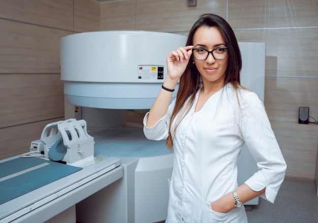 Medische apparatuur. Doctor in de MRI-kamer in het ziekenhuis