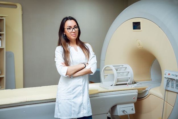 Medische apparatuur. doctor in de mri-kamer in het ziekenhuis