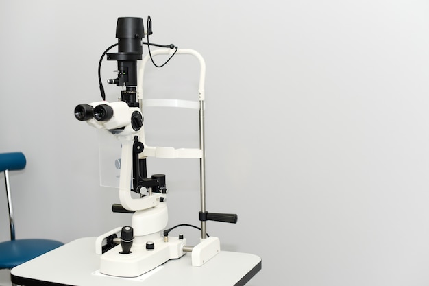 Medische apparatuur met oftalmoscoop in moderne kliniek