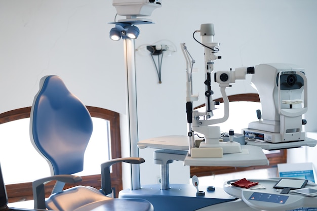 Medische apparatuur van oogarts in moderne oogheelkundige kliniek