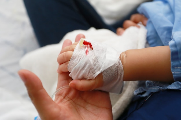 Medische apparatuur voor het doorboren van de bloedvaten in de armen van kinderen voor zoutoplossing