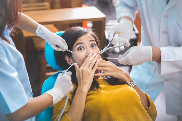 Medische behandeling op het kantoor van de tandarts. bang patiënt bij denta