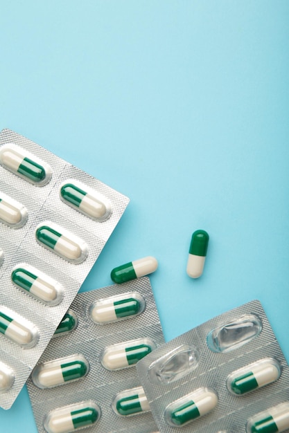 Medische blisterverpakkingen met pillen op blauwe achtergrond Verticale foto