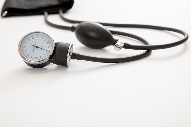 Foto medische bloeddrukmeter op witte achtergrond close-up weergave
