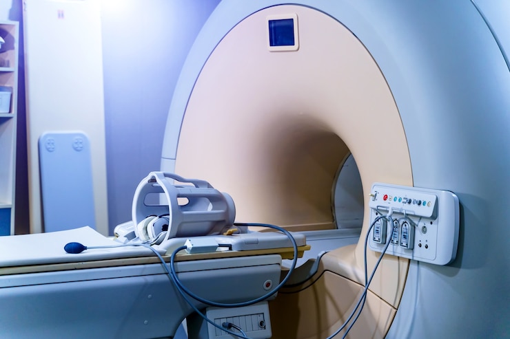 Foto medische ct of mri of pet-scan staan in het moderne ziekenhuislaboratorium. technologisch geavanceerde en functionele medische apparatuur in een schone witte ruimte.