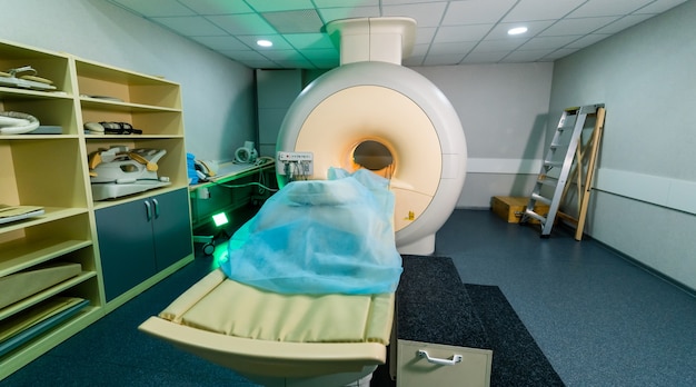 Medische ct of mri of pet-scan staan in het moderne ziekenhuislaboratorium. technologisch geavanceerde en functionele medische apparatuur in een schone witte ruimte.