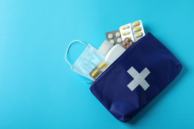 Medische EHBO-doos op blauw