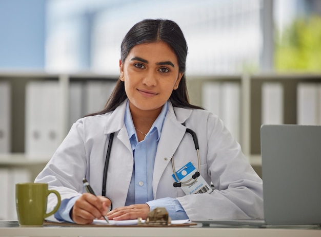 Medische focus en portret van arts in kantoor voor raadpleging van rapport en papierwerk Geneeskunde gezondheidszorg en checklist met vrouw die in het ziekenhuis schrijft voor recept wellness-examen en resultaten