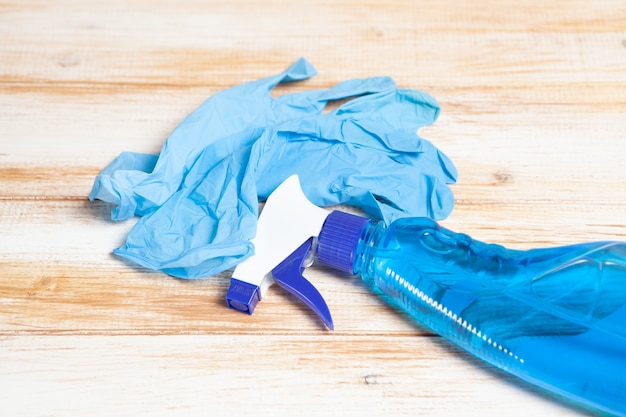 Medische handschoenen en afwasmiddel op tafel